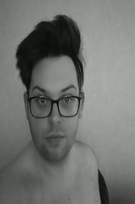 Liam (23) Escort