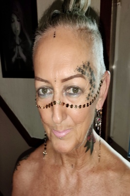 Tara (60) Escort